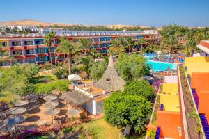 科斯塔卡瑪的住宿－SBH Fuerteventura Playa，享有带游泳池的度假村的空中景致