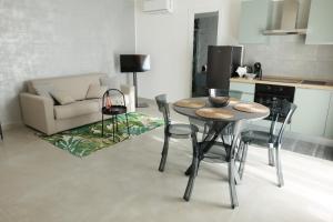 ein Wohnzimmer mit einem Tisch, Stühlen und einem Sofa in der Unterkunft Villa Lucia in Pompei