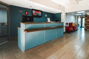 a lobby with a bar with a tv on the wall at Red Roof Inn San Antonio - Seaworld Northwest in San Antonio +47 photos
