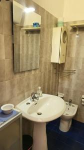 bagno con lavandino, specchio e servizi igienici di Gelso Appartament a Montemarciano