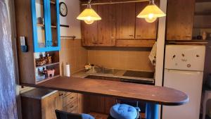 una cucina con armadi in legno e piano di lavoro in legno di Gelso Appartament a Montemarciano