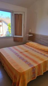 una camera da letto con un grande letto e una finestra di Gelso Appartament a Montemarciano
