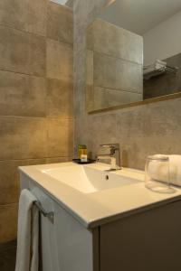 uma casa de banho com um lavatório e um espelho em Hotel LIVVO Budha Beach em Santa Maria