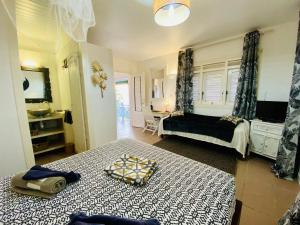 Postel nebo postele na pokoji v ubytování Anoli Lodges