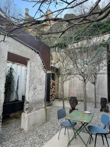 a patio with a table and chairs next to a building at Schmalshuus Module in Luxembourg