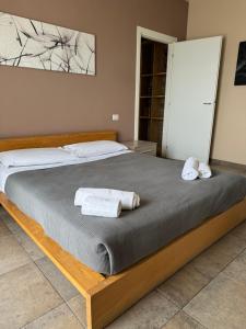 um quarto com uma cama com duas toalhas em Siag Apartments em Cormano