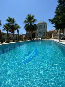 una gran piscina frente a una casa en SHAGAN VILLA, en Buzovna