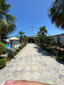 una pasarela con palmeras y un puente en SHAGAN VILLA, en Buzovna