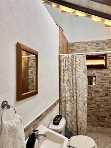 ein Bad mit einem WC und einem Waschbecken in der Unterkunft Cacerola Beach House in Poneloya