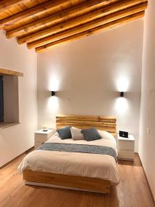 een slaapkamer met een groot bed en 2 nachtkastjes bij The Courtyard Episkopi Guest Houses in Episkopi Lemesou