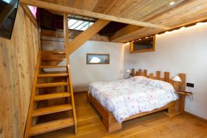 Schlafzimmer mit einem Bett und einer Leiter in der Unterkunft Casa Girod - Rascard in Issime