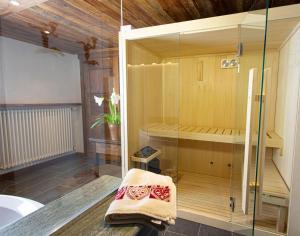Das Bad ist mit einer Dusche und einer Badewanne ausgestattet. in der Unterkunft Casa Girod - Rascard in Issime