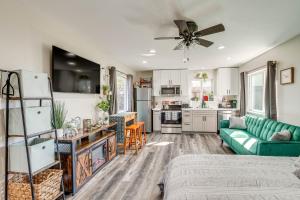 uma sala de estar com um sofá verde e uma cozinha em Sacramento Studio with Private Yard 4 Mi to Dtwn! em Sacramento