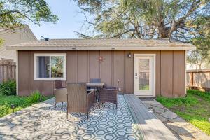 un patio con mesa y sillas frente a una casa en Sacramento Studio with Private Yard 4 Mi to Dtwn! en Sacramento