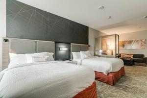 Postel nebo postele na pokoji v ubytování SpringHill Suites by Marriott Stillwater