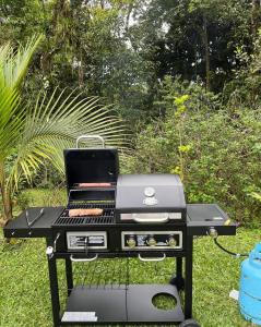 a bbq grill sitting in a yard withgrass at Casa Esperanza in Río Cuarto