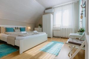um quarto com uma cama grande e detalhes em azul em Pihi Vendégház em Badacsonytomaj