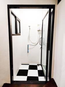Noir Cafe And Hostel Chinatown Bangkok的一间浴室