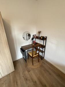 einen Esstisch mit einem Stuhl und einem Spiegel in der Unterkunft 3-Zimmer-Wohnung / 10min vom ICE in Siegburg