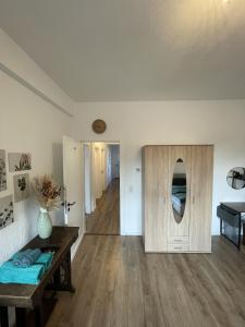 ein Wohnzimmer mit einem Holztisch und einer Tür in der Unterkunft 3-Zimmer-Wohnung / 10min vom ICE in Siegburg