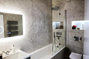 y baño con ducha y lavamanos. en Cosy Stay Soho London en Londres