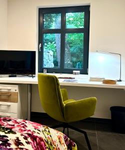 a room with a desk with a chair and a window at IDEENRAUM in Osnabrück