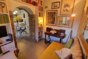 uma sala de estar com um sofá e uma mesa em Il Cantuccio 2 em Pescaglia