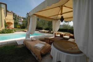 - une terrasse avec une table et un parasol à côté de la piscine dans l'établissement Villa Altar, à Bolano