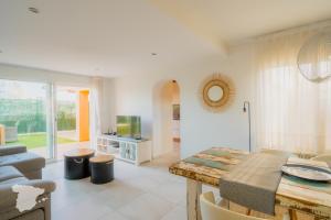 salon ze stołem i kanapą w obiekcie CostaBlancaDreams Casa Colari 4 in Calpe w mieście Calpe