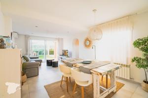 kuchnia i salon ze stołem i krzesłami w obiekcie CostaBlancaDreams Casa Colari 4 in Calpe w mieście Calpe