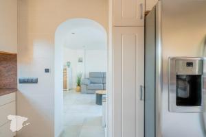 kuchnia z łukiem prowadzącym do salonu w obiekcie CostaBlancaDreams Casa Colari 4 in Calpe w mieście Calpe