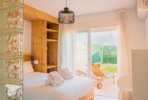 sypialnia z dwoma łóżkami i dużym oknem w obiekcie CostaBlancaDreams Casa Colari 4 in Calpe w mieście Calpe +22 zdjęcia