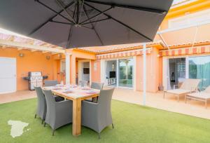 Patio lub wspólna przestrzeń na świeżym powietrzu w obiekcie CostaBlancaDreams Casa Colari 4 in Calpe