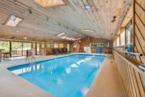 una grande piscina in una casa con soffitto di Large home with indoor heated pool! 