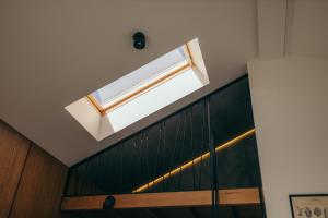 un lucernario nel soffitto di un edificio di Travy a Tatariv