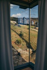 Blick auf ein Haus aus dem Fenster in der Unterkunft Travy in Tatariw
