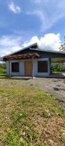 una pequeña casa blanca con un gran patio en Casa Esperanza, en Río Cuarto