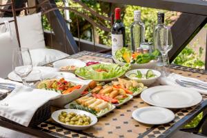 uma mesa com pratos de comida e garrafas de vinho em Boutique Hotel Las Islas em Fuengirola