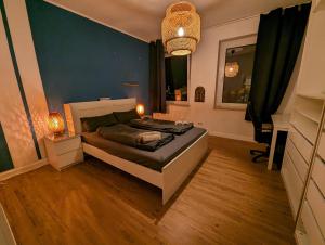 um quarto com uma cama e uma grande janela em Ruhige 3-Zimmer-Wohnung Messenah em Hanôver