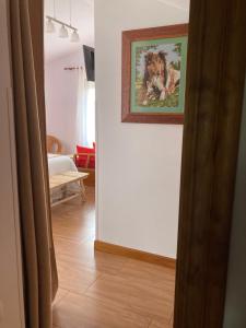 una habitación con una foto de un perro en la pared en Posada Las Torres en Yuso