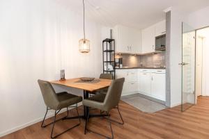 DöseにあるLord Nelson 413の木製のテーブルと椅子のあるキッチンとダイニングルーム