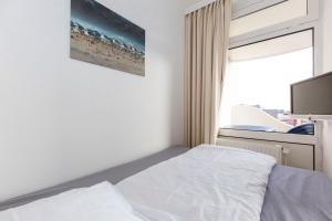 DöseにあるLord Nelson 413のベッドと窓のある白い寝室