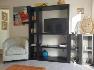 TV a/nebo společenská místnost v ubytování Maison calme et verdure