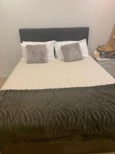 Легло или легла в стая в Suite con baño privado en apartamento de lujo.