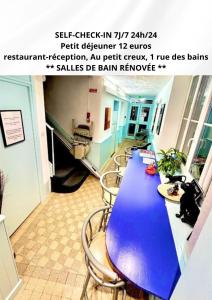 uma longa mesa azul num quarto com cadeiras em Initial by balladins, hôtel Broisin em Aix-les-Bains