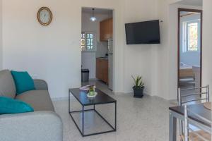 TV a/nebo společenská místnost v ubytování Beachside Apartment-1