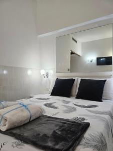 una camera da letto con un grande letto e un grande copriletto di Termini Palace Guesthouse a Roma