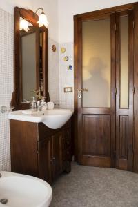 ミラッツォにあるSabrina Suiteのバスルーム(洗面台、トイレ、ドア付)