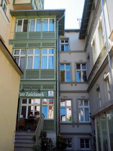 ein Gebäude mit einem grünen und weißen Gebäude in der Unterkunft Old Town Sopot in Sopot