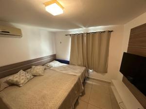 若昂佩索阿的住宿－Luxor Paulo Miranda 107 by Allmare Apartamentos，一间小卧室,配有一张床和电视